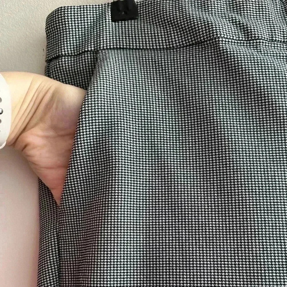Emma & Olivia Black and White Houndstooth Print Cropped Ankle Pants, Size Small - Picture 8 of 15